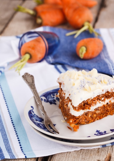 Bolo de cenoura com creme de manteiga