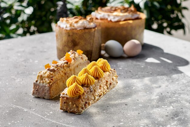 Bolo de cenoura com espinheiro mar, ganache de abacaxi com chocolate branco, vegan cru para a páscoa, sol forte com sombras