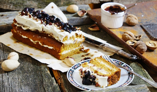 Bolo de cenoura com nozes e ameixas