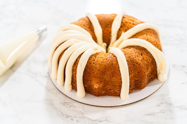 Bolo de cenoura cremoso com cobertura de queijo creme