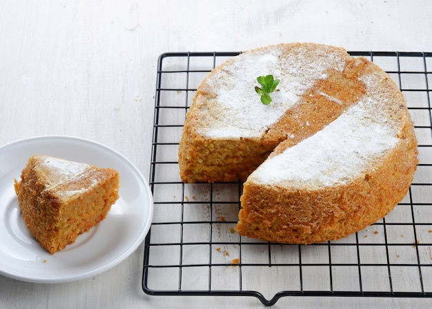 Bolo de cenoura delicioso caseiro na mesa