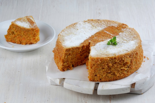 bolo de cenoura delicioso caseiro na mesa