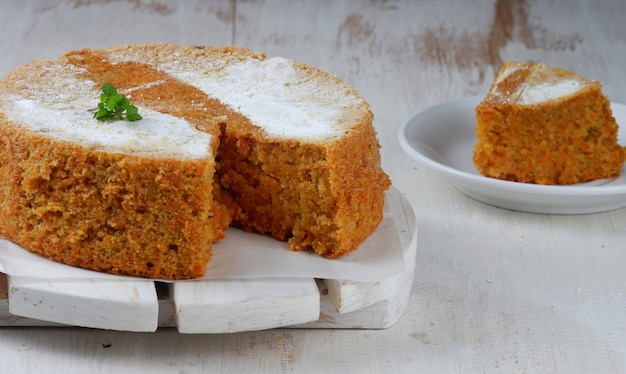 bolo de cenoura delicioso caseiro na mesa