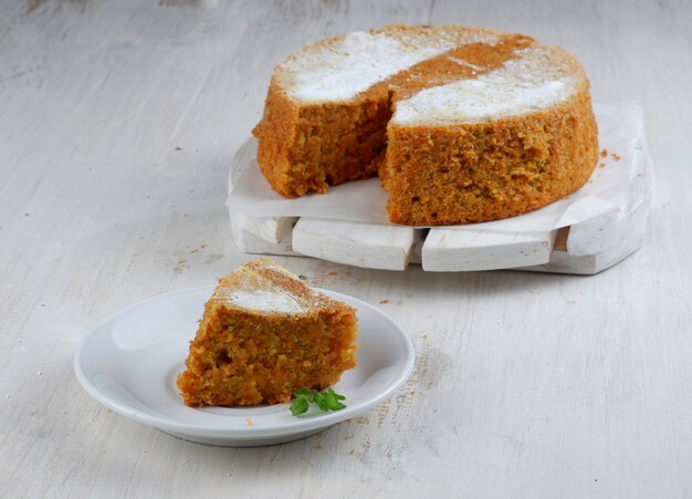 bolo de cenoura delicioso caseiro na mesa