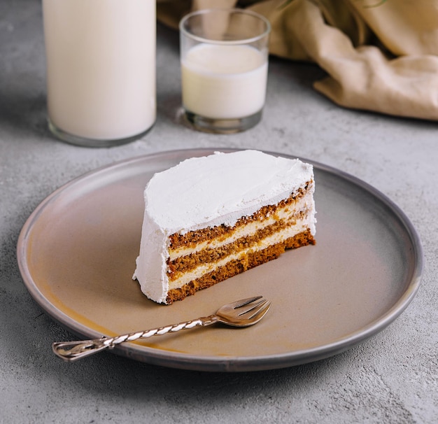 Bolo de cenoura e cream cheese com leite