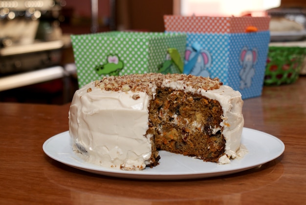 Foto bolo de cenoura em um balcão