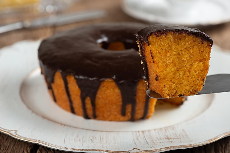 Foto bolo de cenoura redondo caseiro com cobertura de chocolate comida típica brasileira em um festival de junho
