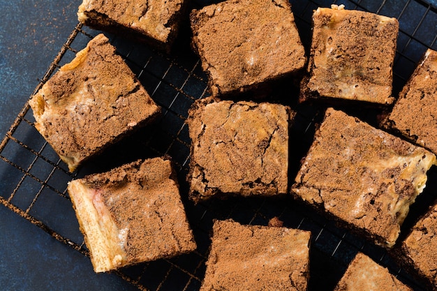 Bolo de cheesecake de brownie com cereja e chocolate