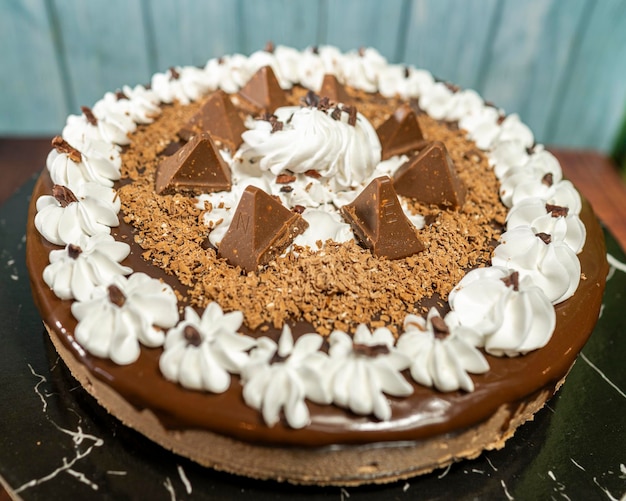 bolo de cheesecake de chocolate em cima da mesa