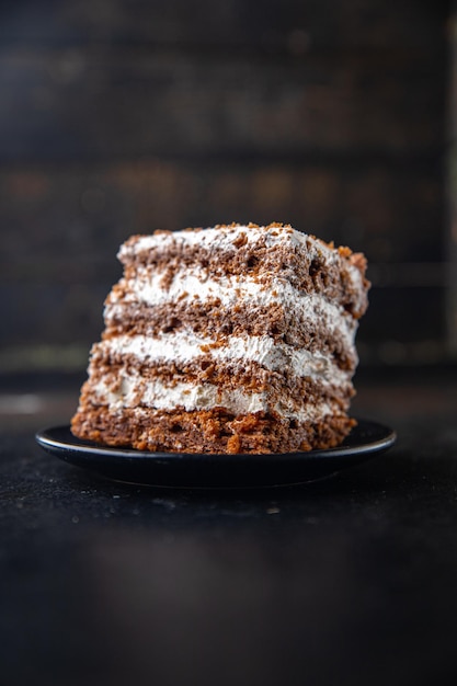 Bolo de chocolate baunilha creme biscoito camadas sobremesa doce refeição lanche na mesa