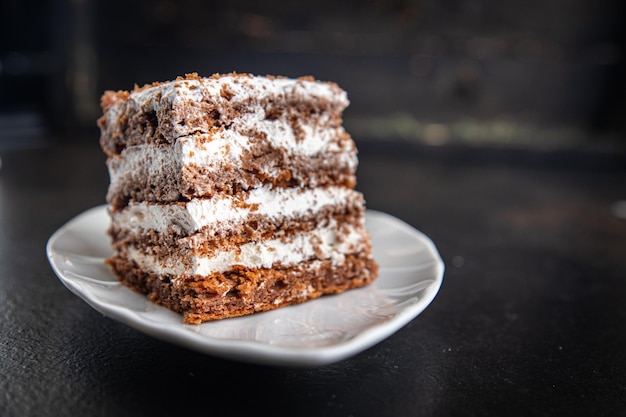 Bolo de chocolate Baunilha Creme Biscoito Camadas Sobremesa Doce Refeição Lanche Na Mesa