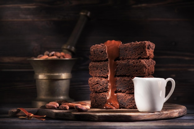 Bolo de chocolate brownie em pedaços e calda de chocolate quentexa