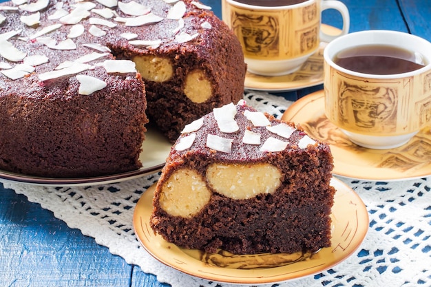 Bolo de chocolate caseiro com bolas de coalhada