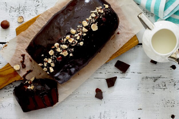 Bolo de chocolate caseiro com cobertura de chocolate e nozes