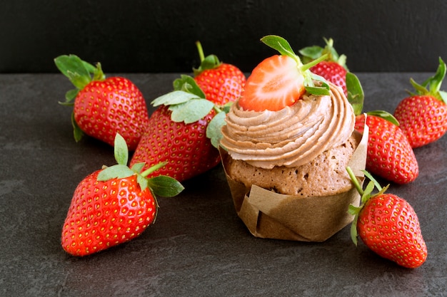 Bolo de chocolate caseiro com creme e morango.