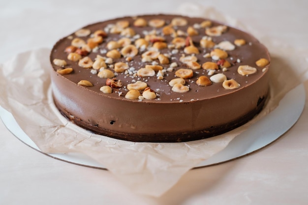 Bolo de chocolate caseiro com nozes em papel manteiga entrega de alimentos cozimento caseiro vista lateral deliciosa torta com chocolate e nozes na mesa de madeira