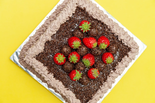 Bolo de chocolate caseiro conhecido no Brasil como Bolo de Brigadeiro