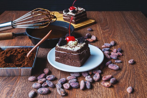 Bolo de chocolate caseiro em uma mesa de madeira