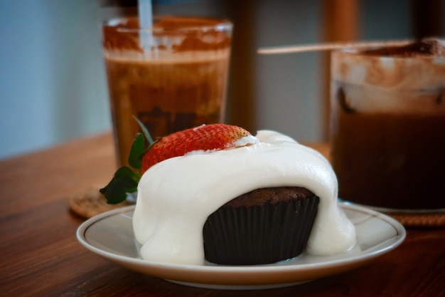 Bolo de chocolate closeup com espuma de leite e morango