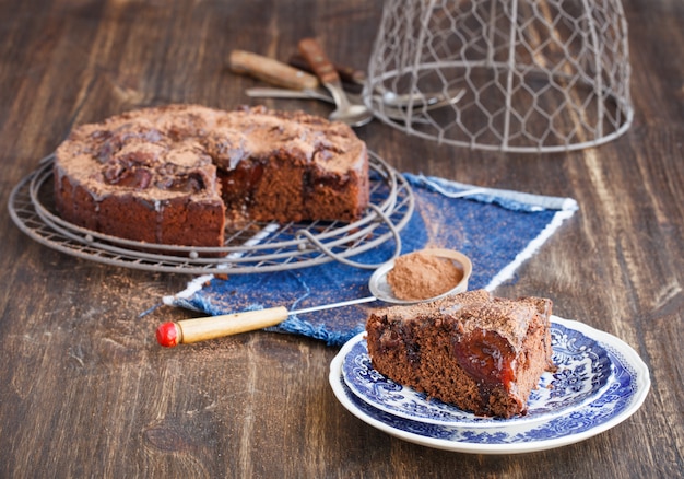 Foto bolo de chocolate com ameixas