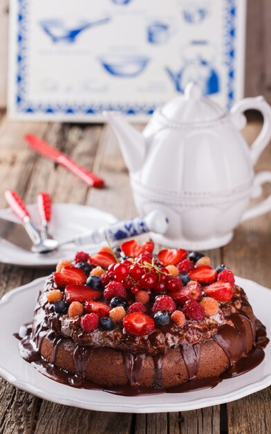 Bolo de chocolate com bagas