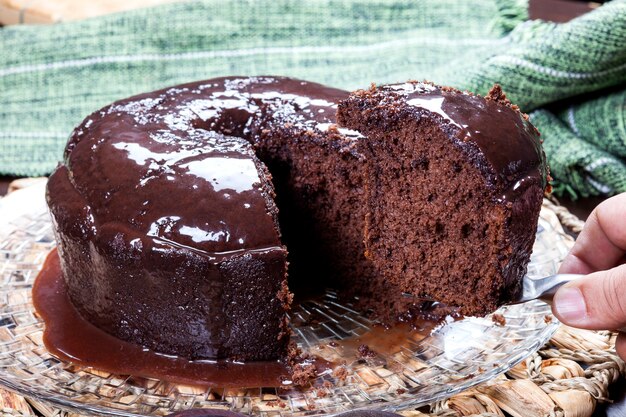 Bolo de chocolate com calda de chocolate