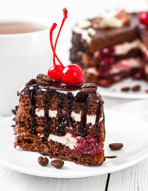 Bolo de chocolate com cereja na luz de fundo