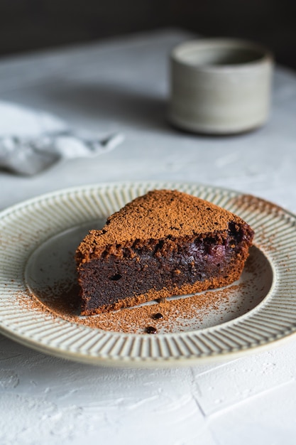 Bolo de chocolate com cereja no prato