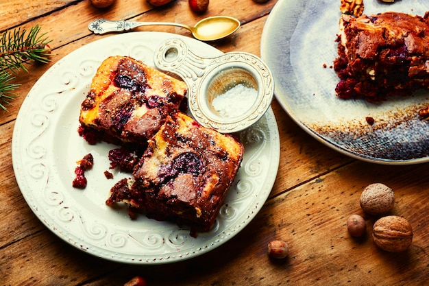 Bolo de chocolate com cerejas