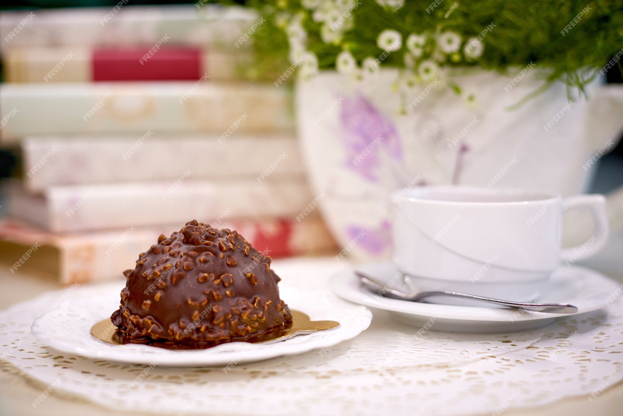 Foto de Livro De Jogo De Chá De Bolo De Chocolate E Grânulos Na