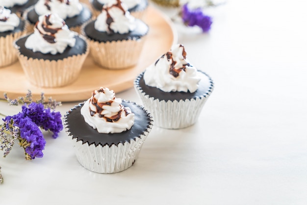 Bolo de chocolate com chantilly