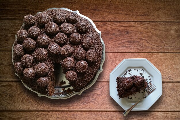 Foto bolo de chocolate com cobertura de brigadeiro