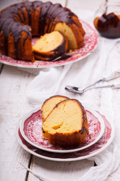 Bolo de chocolate com cobertura de chocolate.