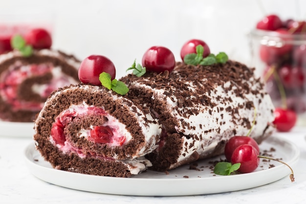 Bolo de chocolate com creme e cerejas. Sobremesa de verão com frutas