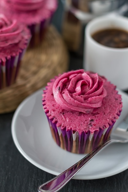 Bolo de chocolate com creme rosa