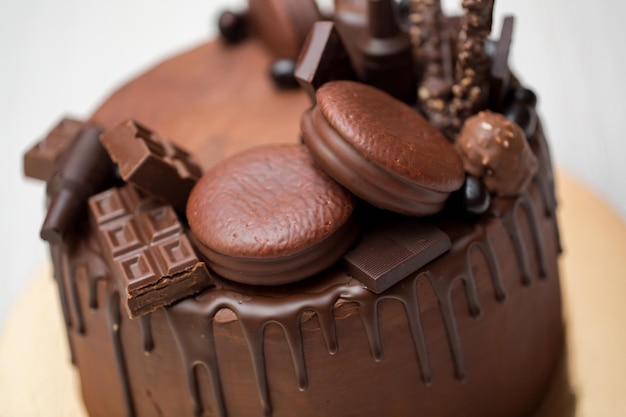 Bolo de chocolate com decoração de chocolate ganache de chocolate