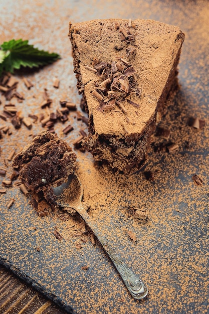 Bolo de chocolate com docesBolo de chocolate com um pedaço de corte e lâmina no fundo cinza closeupBolo de chocolate escuroBolo de chocolate vegan deliciosoBolo de chocolate saboroso em fundo de madeira