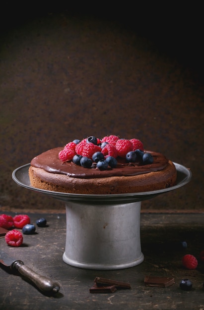 Bolo de chocolate com frutas