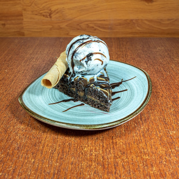 Bolo de chocolate com gelado de baunilha