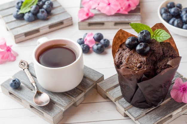 Bolo de chocolate com hortelã e mirtilos.