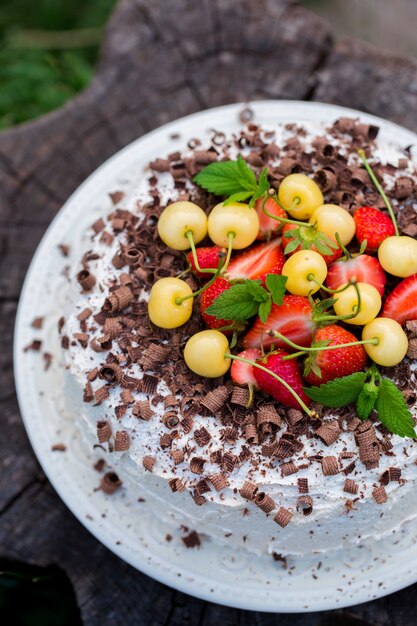 Bolo de chocolate com morango fresco e cereja amarela