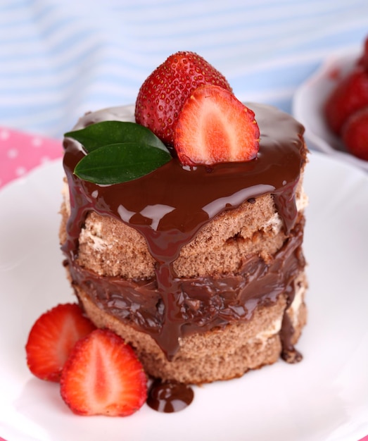 Bolo de chocolate com morango na mesa closeup