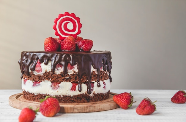 Bolo de chocolate com morangos em cima da mesa