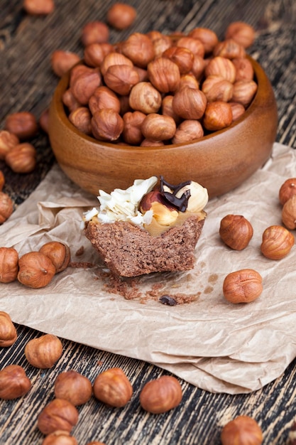 Bolo de Chocolate com Nogado e Avelãs Torradas