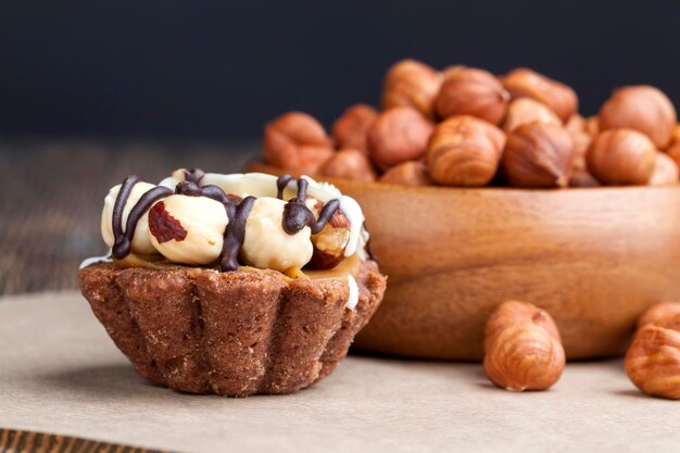 Bolo de Chocolate com Nogado e Avelãs Torradas