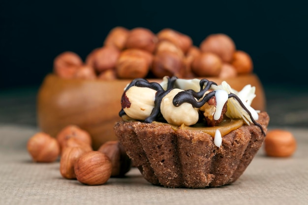 Bolo de Chocolate com Nogado e Avelãs Torradas