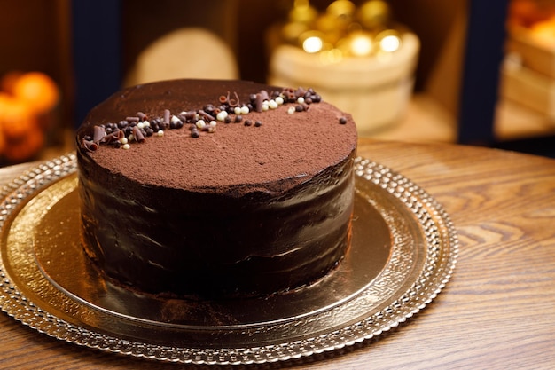 Bolo de chocolate com nozes e gotas de chocolate. Close-up com fundo desfocado.