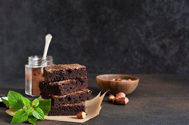 bolo de chocolate com nozes na mesa