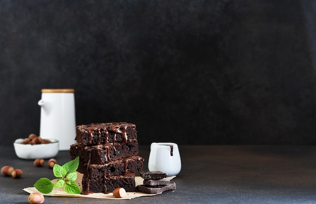 Bolo de chocolate com nozes na mesa