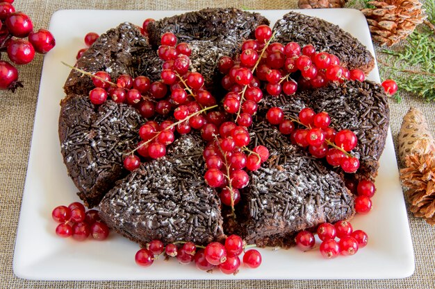 Bolo de chocolate com passas de Corinto